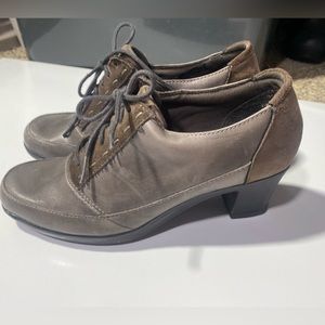 Clarks Bendable Leather Brown Grayish Lace Up Heel School Girl Shoes Size 8.5